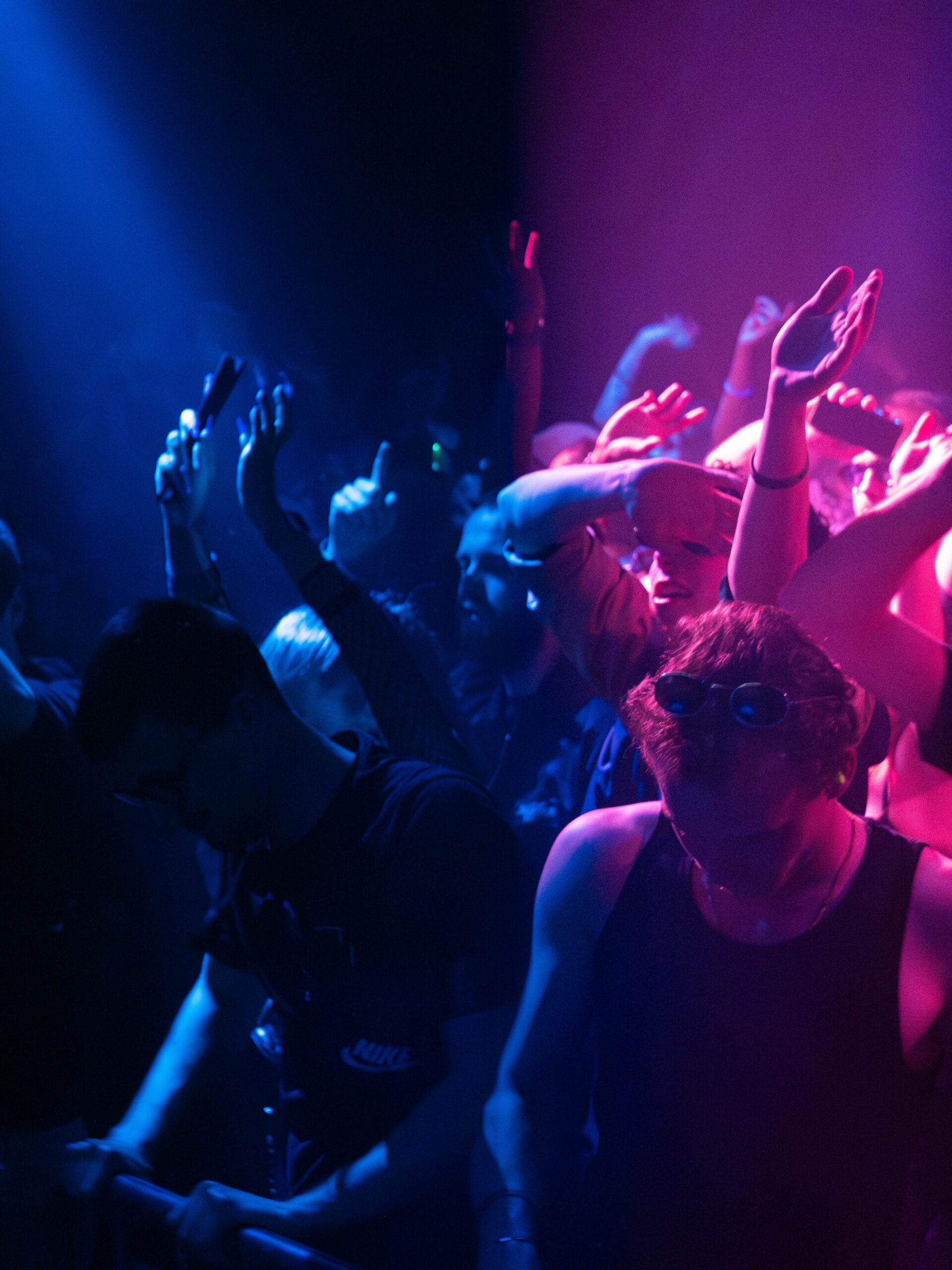 personnes qui dansent en boite mirko pesci Évènement techno à Grenoble