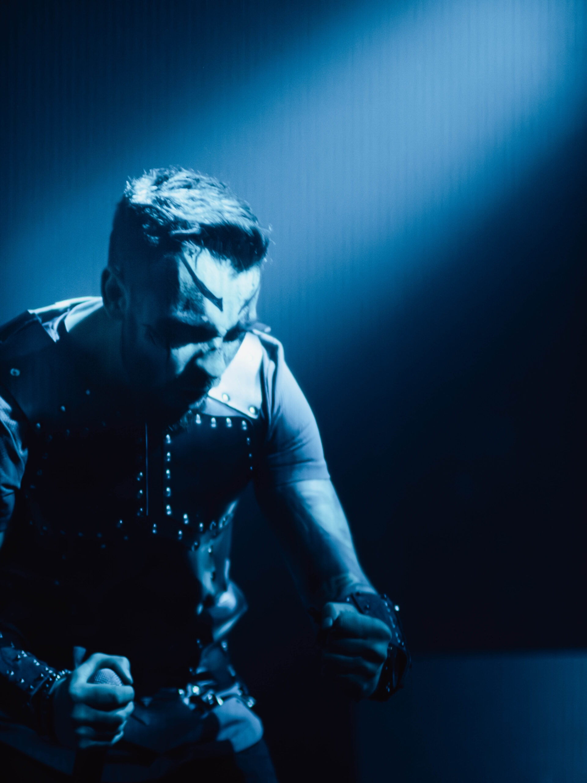 Photographie d'évènements lumiere bleu drakart concert mirko pesci Évènement techno à Grenoble